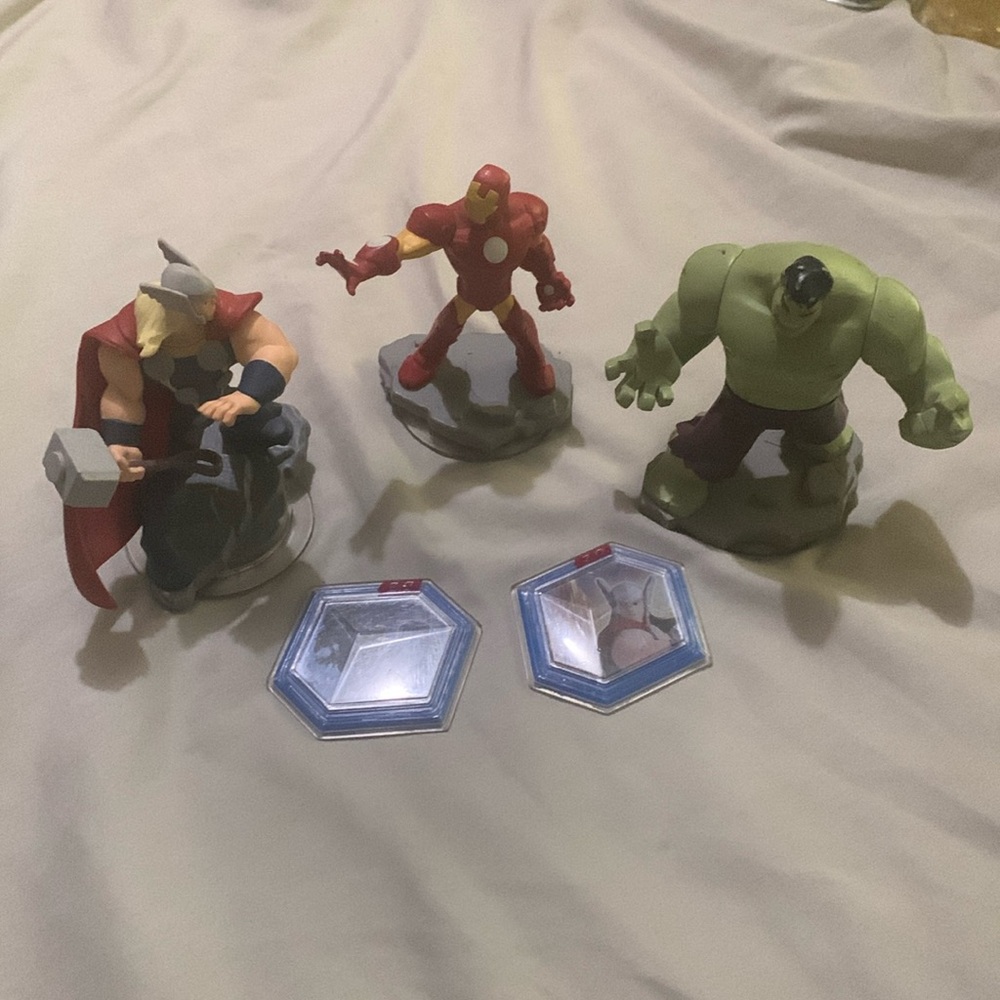 Marvel Disney infinity figures & power discs